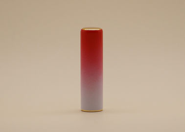 El tubo de la barra de labios del color de la pendiente que empaqueta rosa rojo a blanco entorpece sentido simple polaco