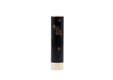 Tubo redondo negro del botón del imán de los envases del protector labial con la impresión